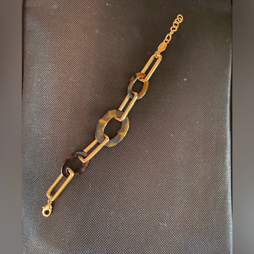 Acrylic tortoise and gold tone paper clip style bracelet